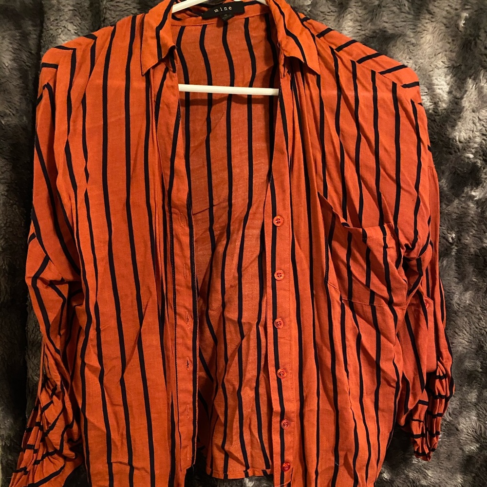 Blank and orange wrap in the front shirt size S